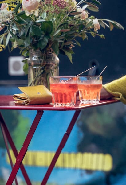 Gekühlte Getränke auf einem Bistro-Tisch.